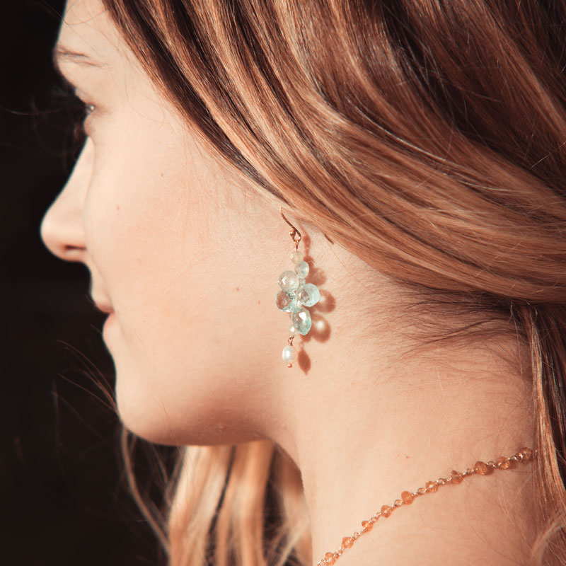 Boucles d'oreilles hippie chic en pierres bleues et perles.