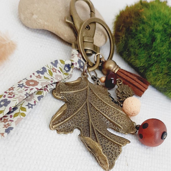 Bijou de sac avec grand pendentif feuille couleur bronze et perle en p&acirc;te polym&egrave;re 