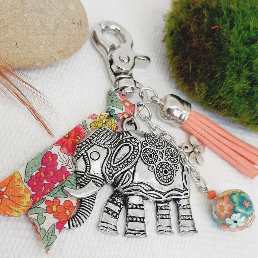 Bijou de sac avec grand pendentif &eacute;l&eacute;phant argent&eacute; vieilli perle et ruban assortis pour mod&egrave;le unique