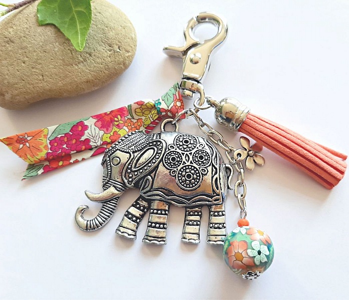 Bijou de sac avec grand pendentif &eacute;l&eacute;phant argent&eacute; vieilli perle et ruban assortis pour mod&egrave;le unique