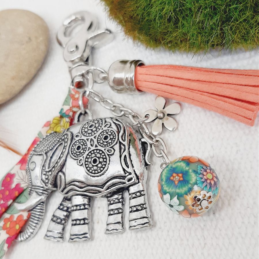 Bijou de sac avec grand pendentif &eacute;l&eacute;phant argent&eacute; vieilli perle et ruban assortis pour mod&egrave;le unique