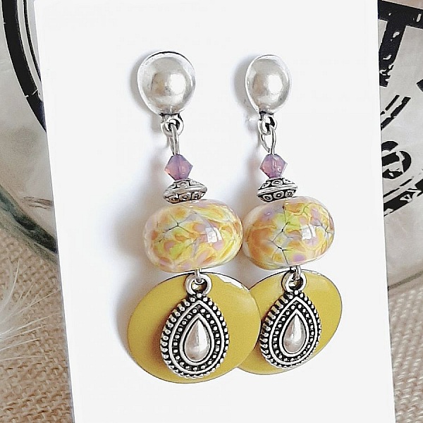 bouc d'oreille orignales de cr&eacute;ateur couleurs acidul&eacute;es vertt anis et goutte en argent vieilli