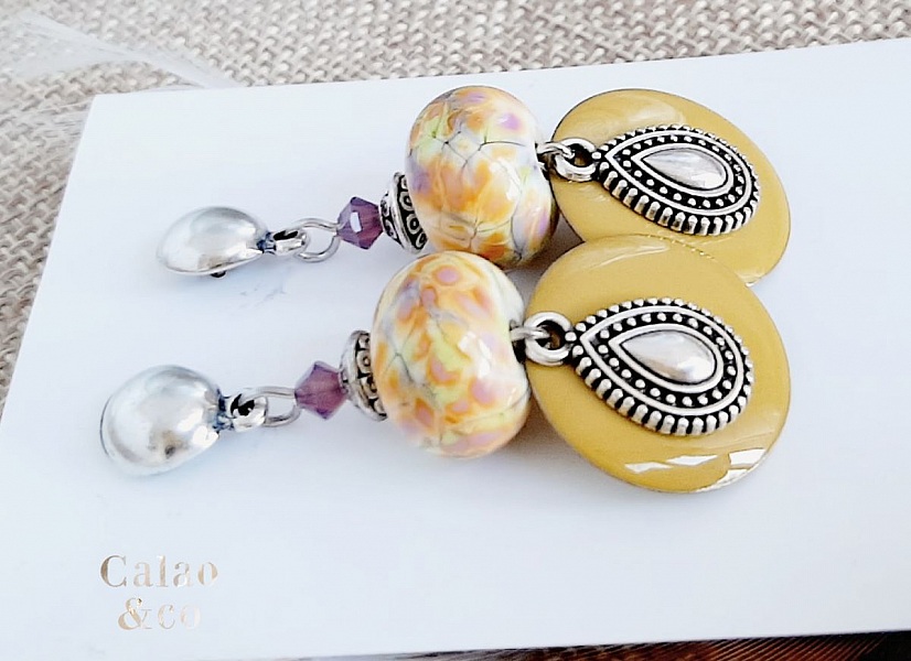 bouc d'oreille orignales de cr&eacute;ateur couleurs acidul&eacute;es vertt anis et goutte en argent vieilli