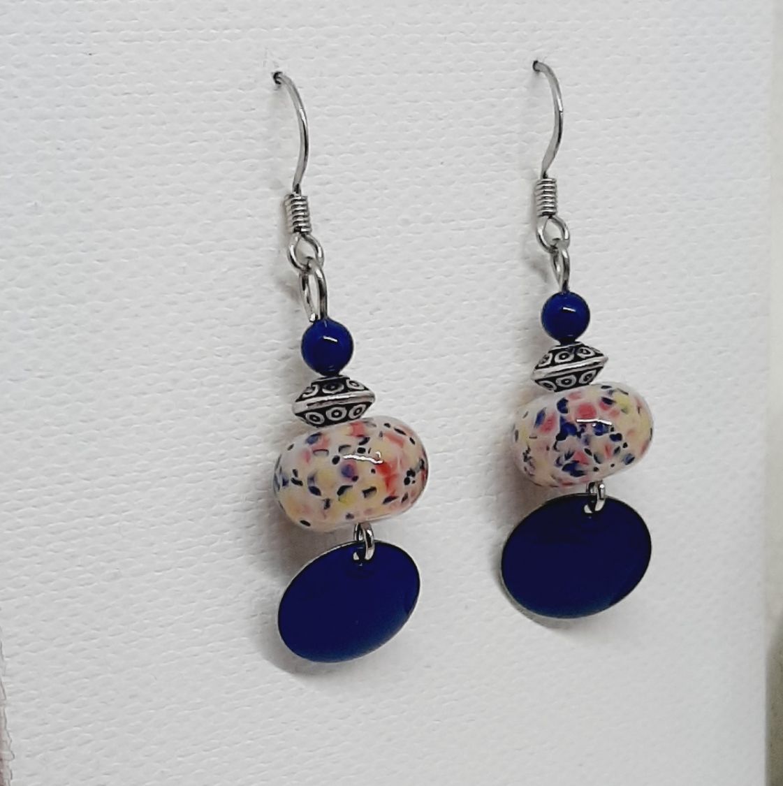 boucles d'oreille blanc et bleu mouchet&eacute; avec perles faites &agrave; la main en verre fil&eacute;
