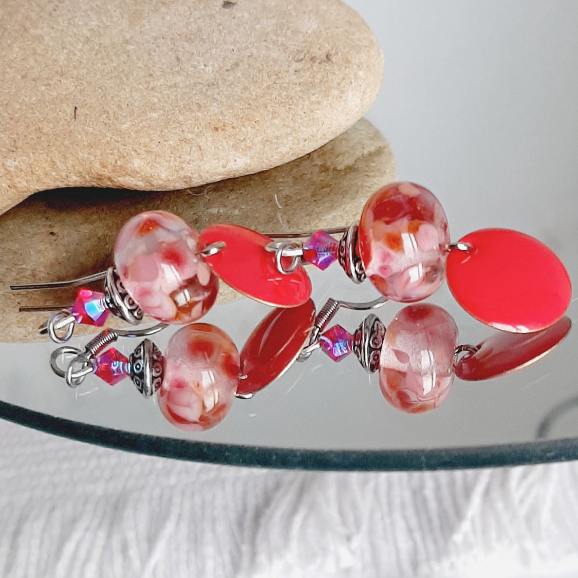boucles d'oreille couleur chair de fraise belle couleur lumineuse et originale pour ces boucles de cr&eacute;ateur