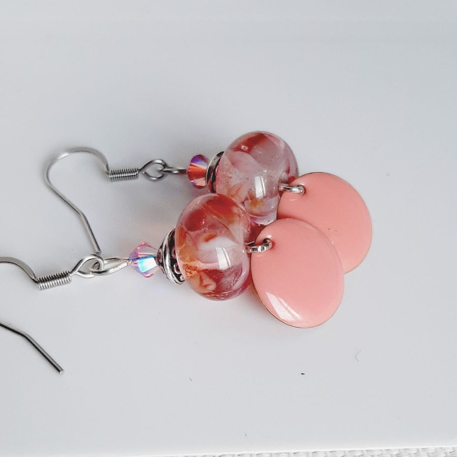 boucles d'oreille de createur couleur saumon ros&eacute; avec perle transparentes fait &agrave; la main