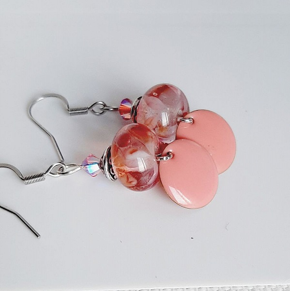 boucles d'oreille de createur couleur saumon ros&eacute; avec perle transparentes fait &agrave; la main