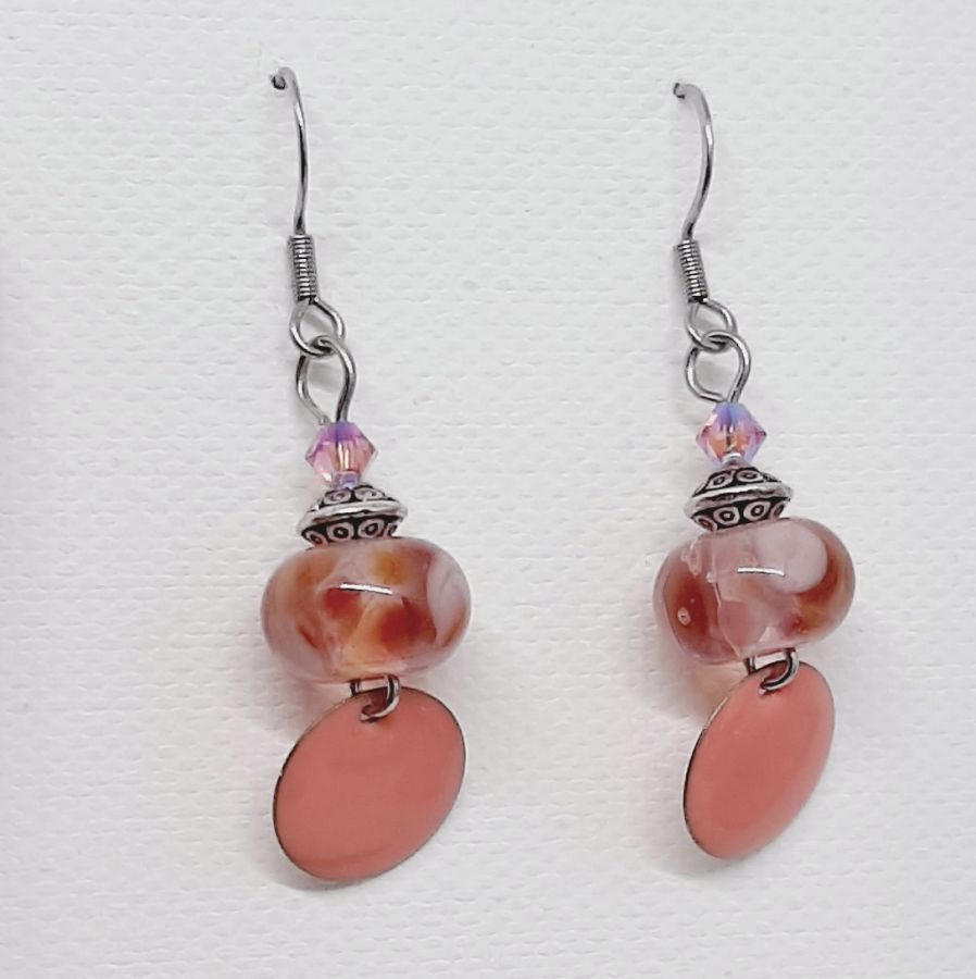 boucles d'oreille de createur couleur saumon ros&eacute; avec perle transparentes fait &agrave; la main