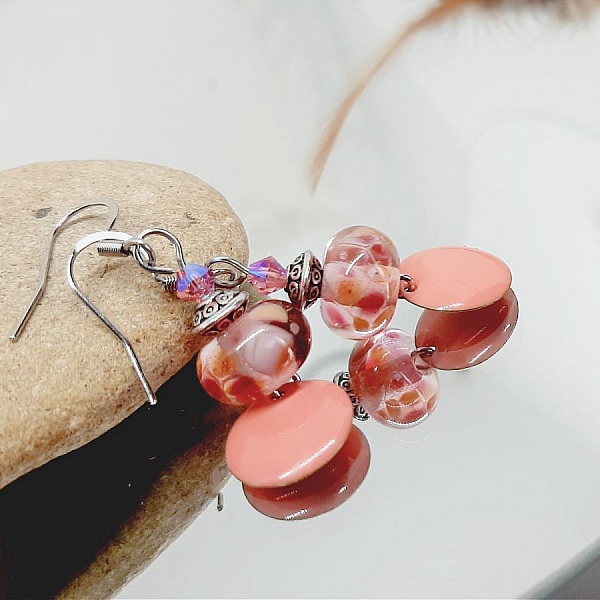 boucles d'oreille de createur couleur saumon ros&eacute; avec perle transparentes fait &agrave; la main