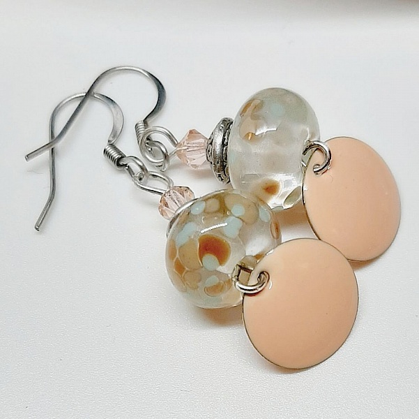 boucles d'oreille de createur couleur nude avec perles en verre fil&eacute;es &agrave; la main unique