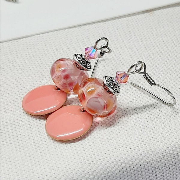 boucles d'oreille de createur couleur saumon ros&eacute; avec perle transparentes fait &agrave; la main