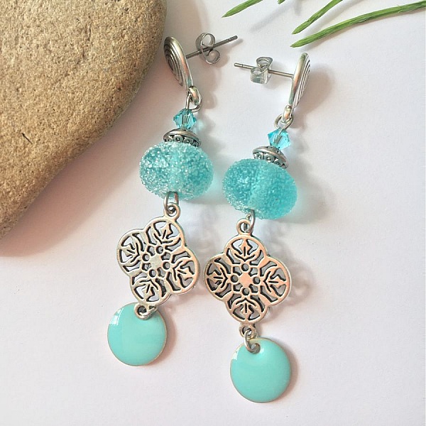 boucles d'oreille pendantes avec perle effet sucr&eacute; bleu truquoise ciel en verre fil&eacute; &agrave; la main