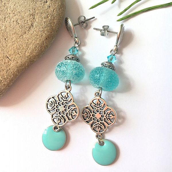 boucles d'oreille pendantes avec perle effet sucr&eacute; bleu truquoise ciel en verre fil&eacute; &agrave; la main