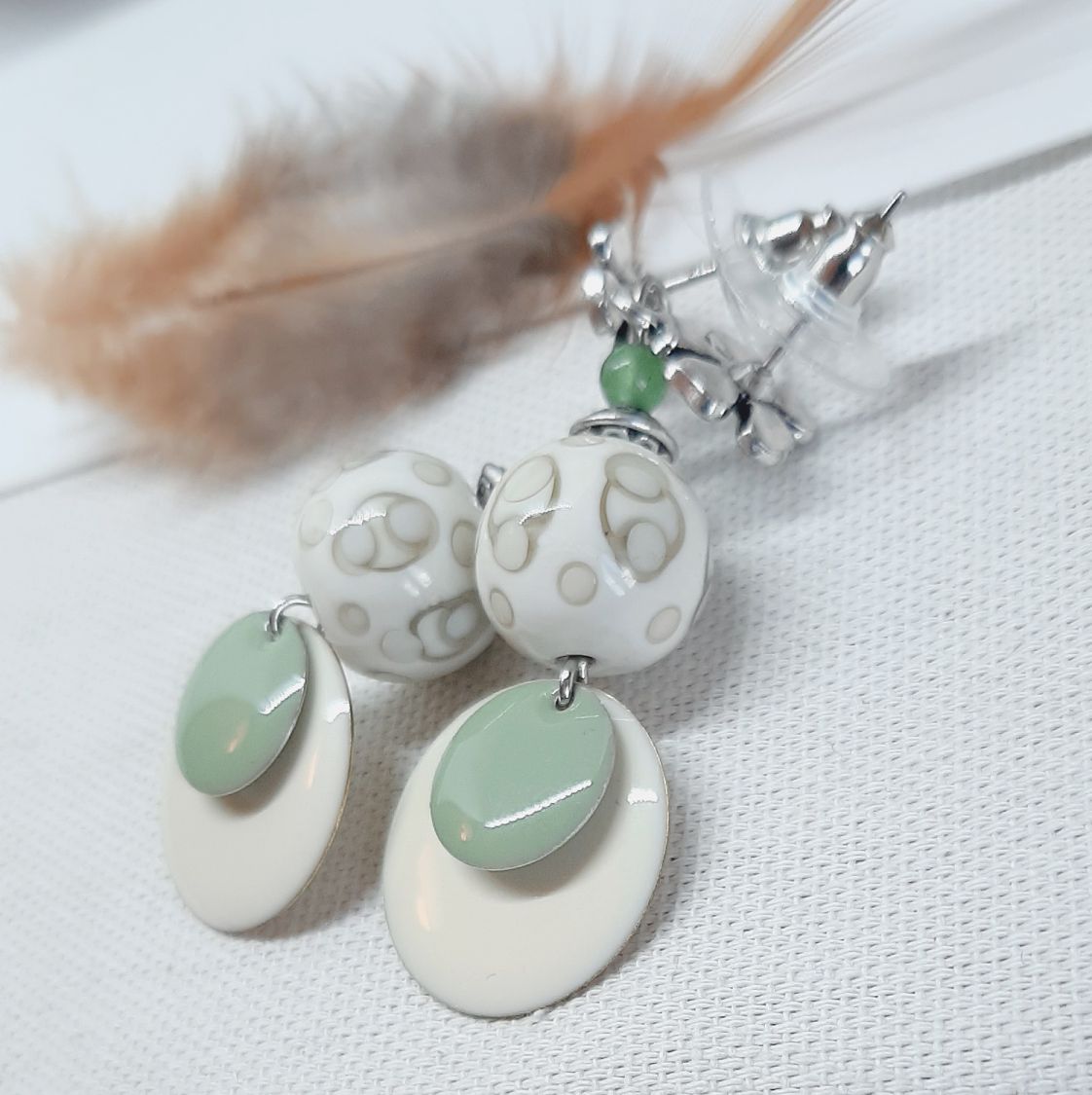 boucles d'oreilles beige couleurs tendance de mode et vert amande avec perles faite &agrave; la main 