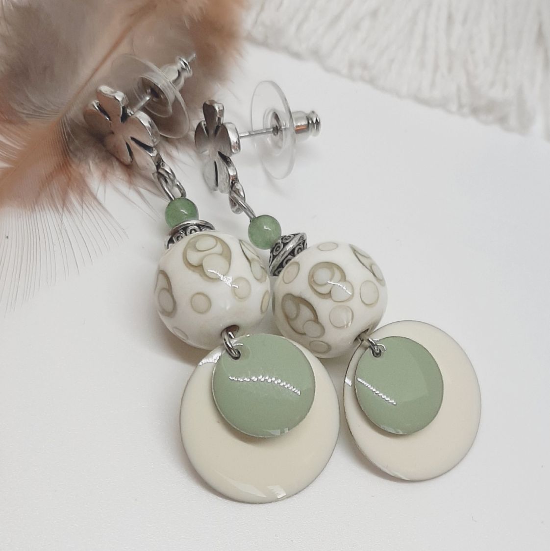 boucles d'oreilles beige couleurs tendance de mode et vert amande avec perles faite &agrave; la main 