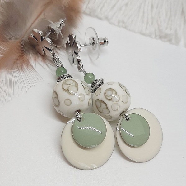 boucles d'oreilles beige couleurs tendance de mode et vert amande avec perles faite &agrave; la main 