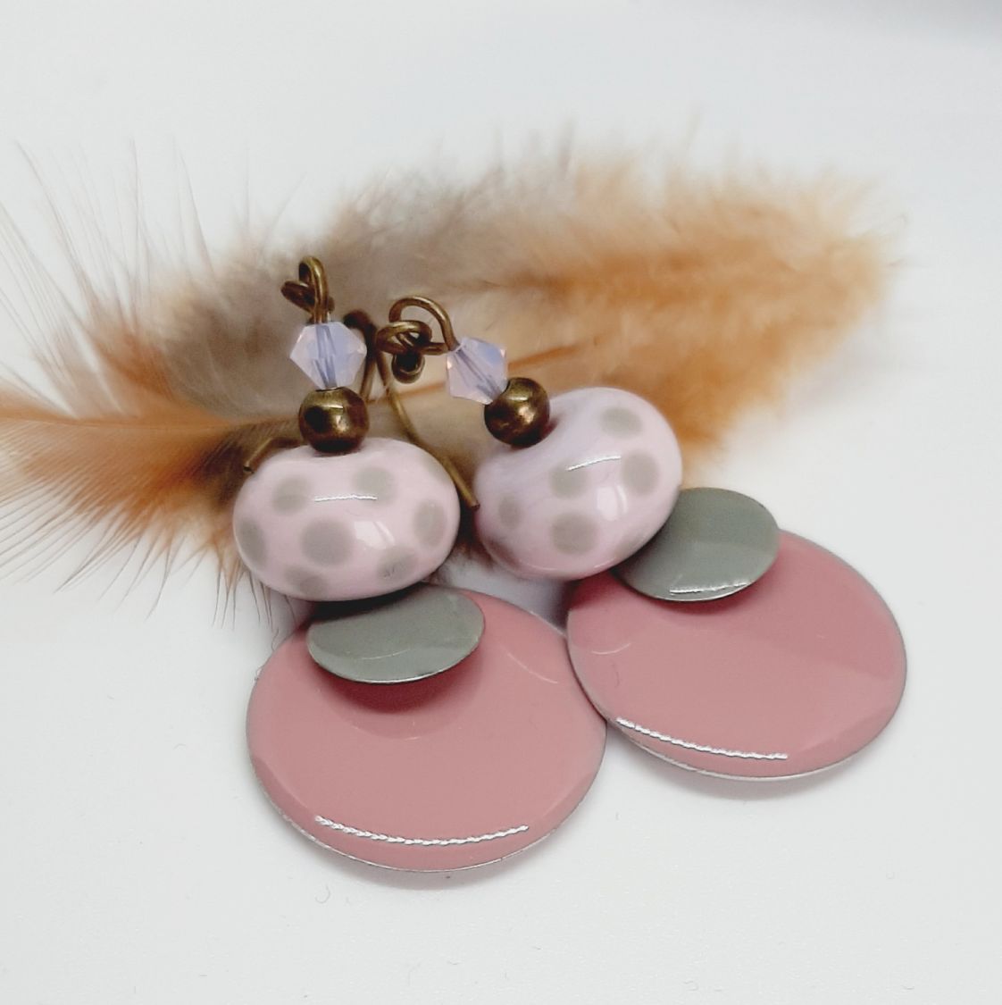 boucles oreilles couleur mode rose pastel tendre &agrave; pois modele unique avec perle de cr&eacute;ateur