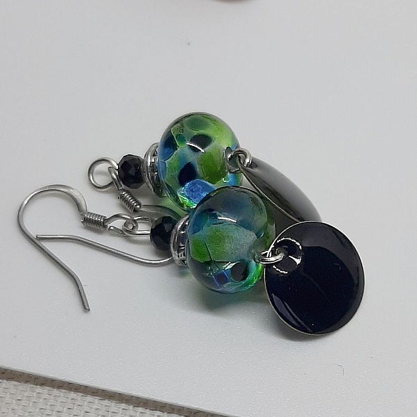boucles d'oreilles de cr&eacute;ateur vert et noir pour oreilles perc&eacute;es faites &agrave; la main