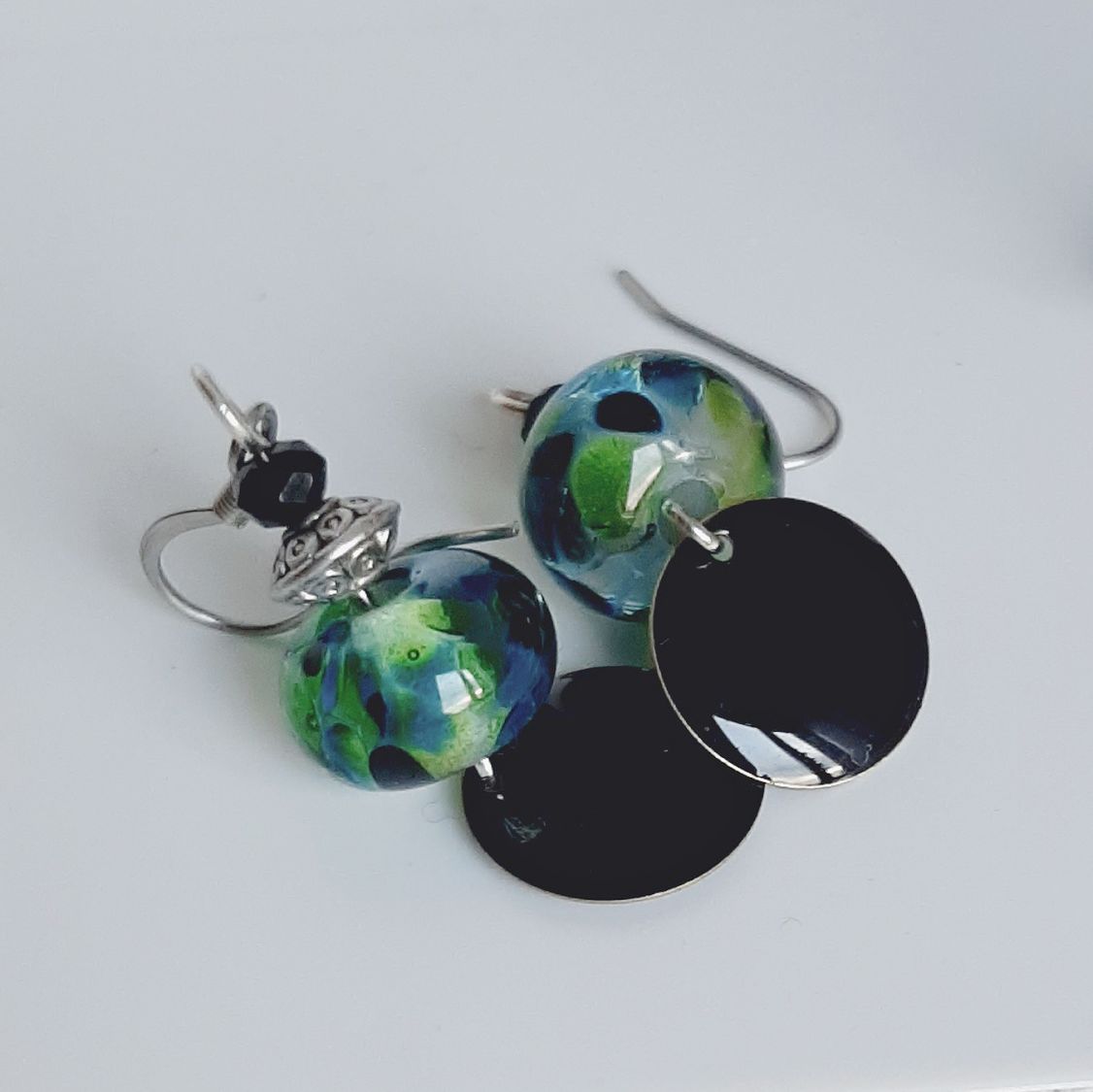 boucles d'oreilles de cr&eacute;ateur vert et noir pour oreilles perc&eacute;es faites &agrave; la main