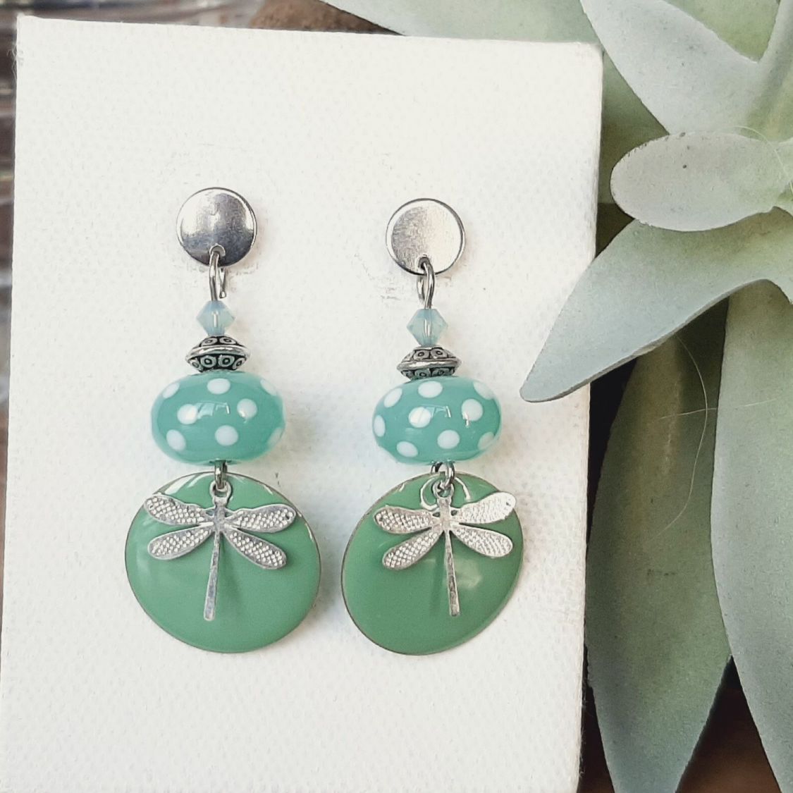 boucles d'oreilles discretes et pastels id&eacute;al pour tenue d'hiver 