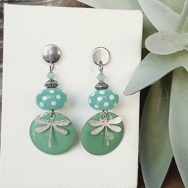 boucles d'oreilles discretes et pastels id&eacute;al pour tenue d'hiver 