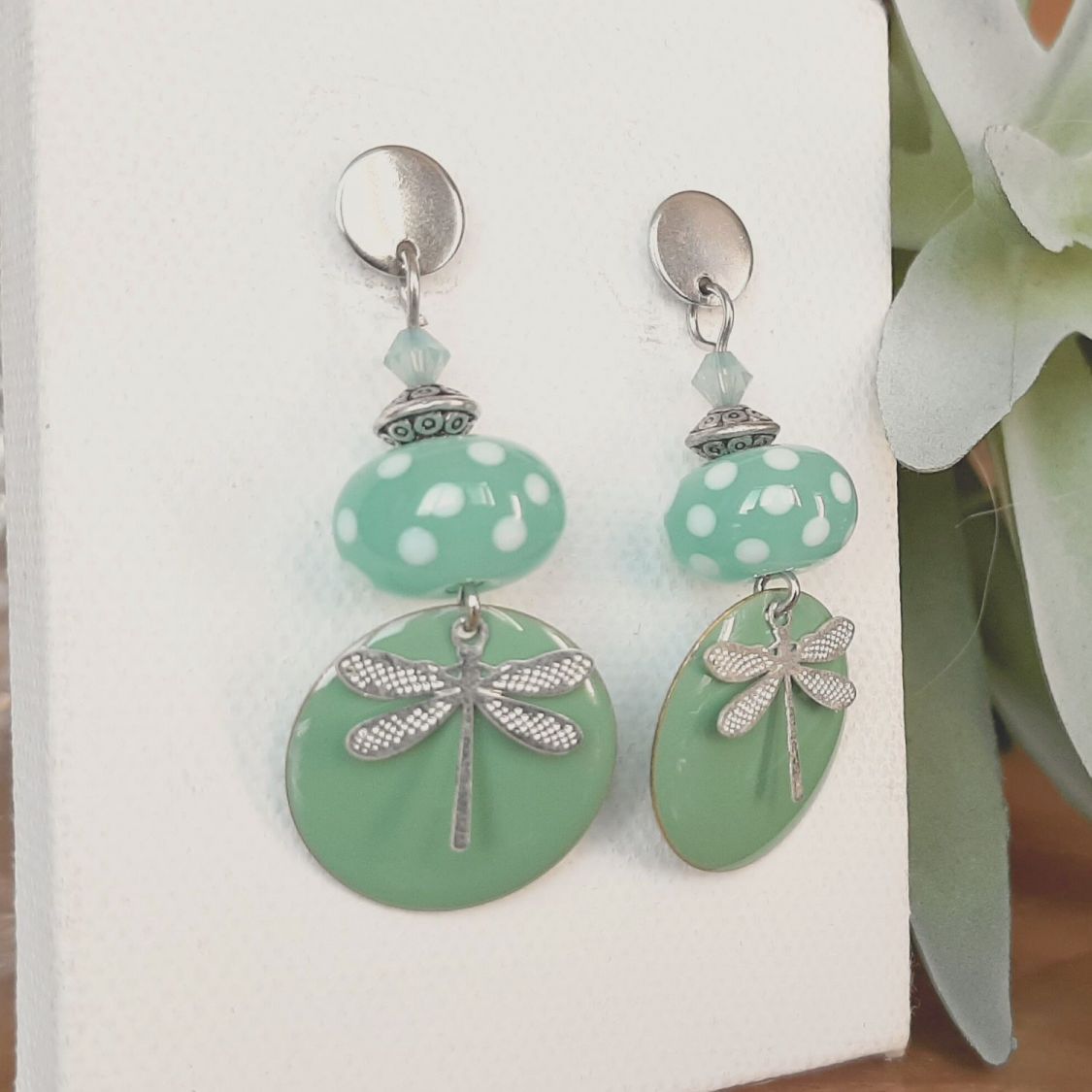 boucles d'oreilles discretes et pastels id&eacute;al pour tenue d'hiver 