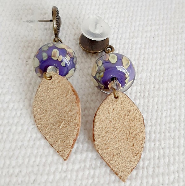 boucles d'oreilles pendantes createur avec perle en verre fil&eacute; et feuille de cuir faite &agrave; la mainnt&eacute; brillant et perle faite &agrave; la main en verre fil&eacute;