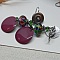 boucles d'oreilles pour oreilles perc&eacute;esvertes et violet couleurs originales et maruage parfait sur des perles en verre
