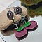 boucles d'oreilles pour oreilles perc&eacute;esvertes et violet couleurs originales et maruage parfait sur des perles en verre
