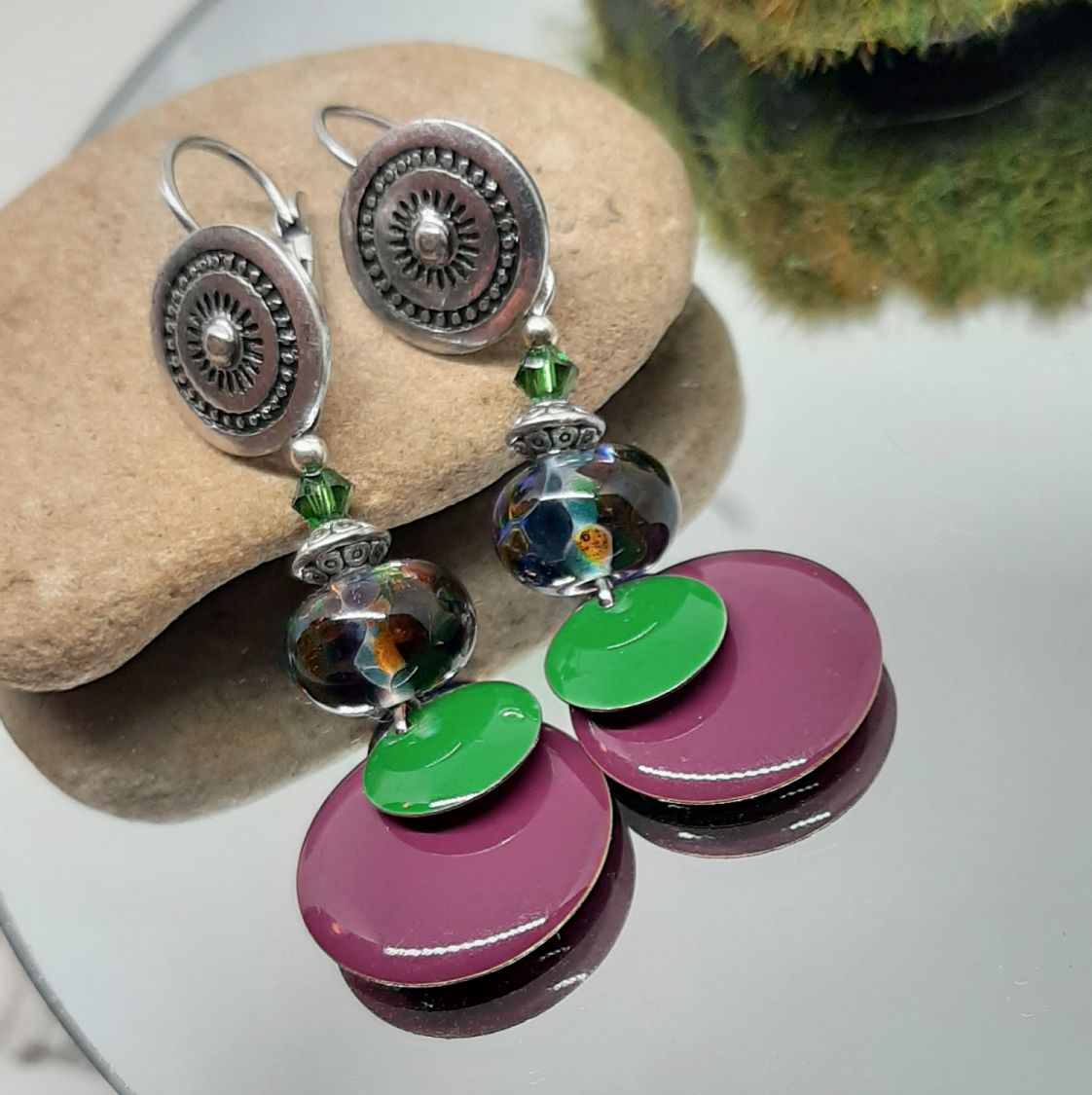 boucles d'oreilles pour oreilles perc&eacute;esvertes et violet couleurs originales et maruage parfait sur des perles en verre