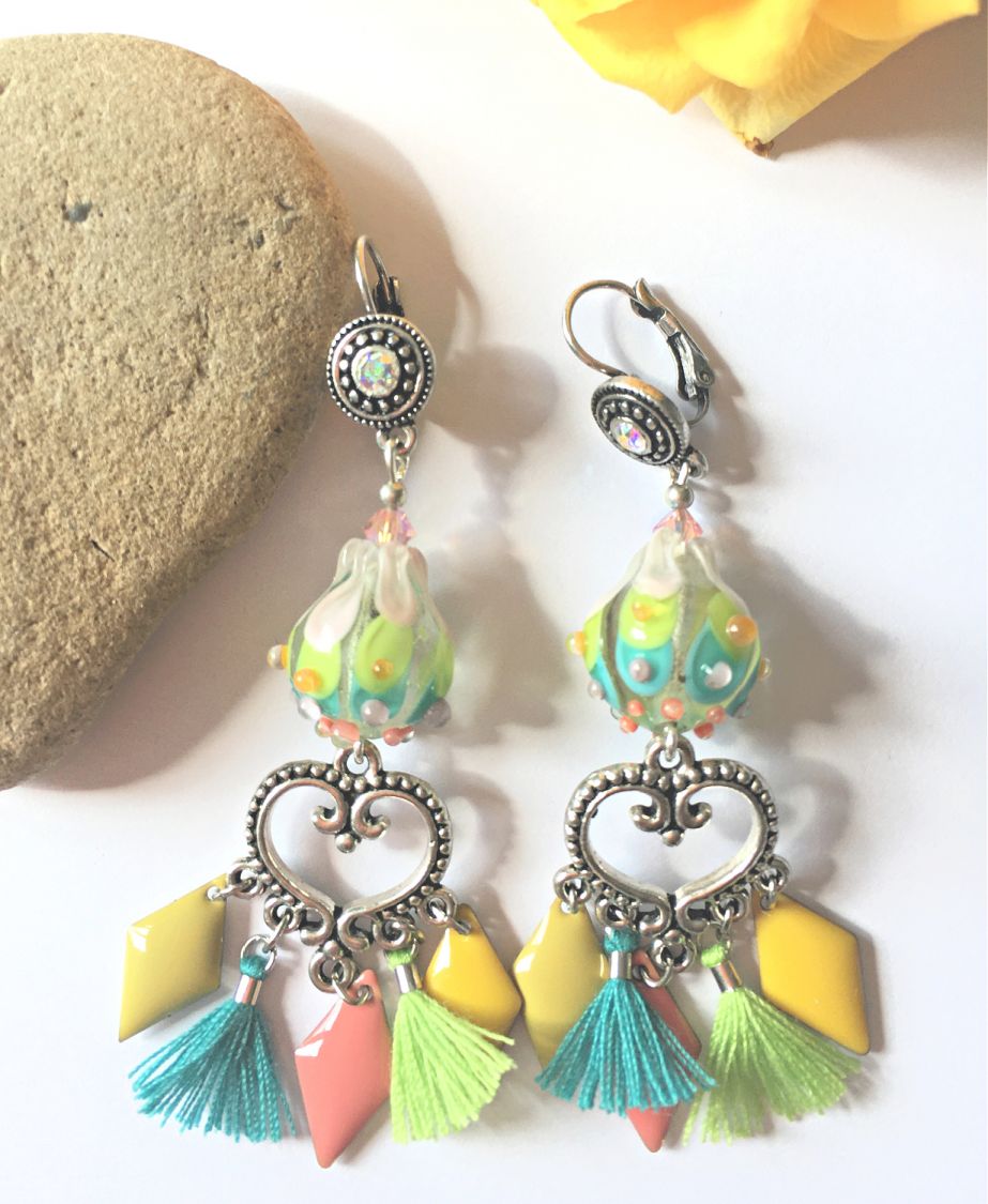 boucles d'oreilles pour oreilles perc&eacute;esvertes avec pompons et strass color&eacute;es