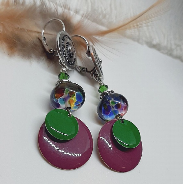 boucles d'oreilles pour oreilles perc&eacute;esvertes et violet couleurs originales et maruage parfait sur des perles en verre