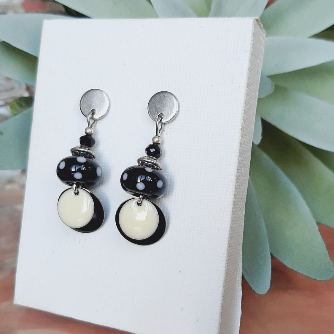 boucles oreilles perles noires &agrave; pois blancs perles uniques faites par cr&eacute;ateur et perle cristal 