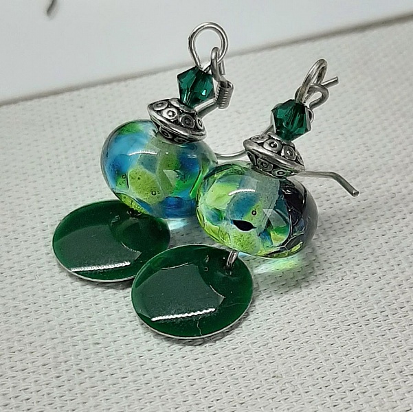 boucles d'oreilles vert fonc&eacute; pour oreilles perc&eacute;es avec pendentif en verre fil&eacute; faite &agrave; la main
