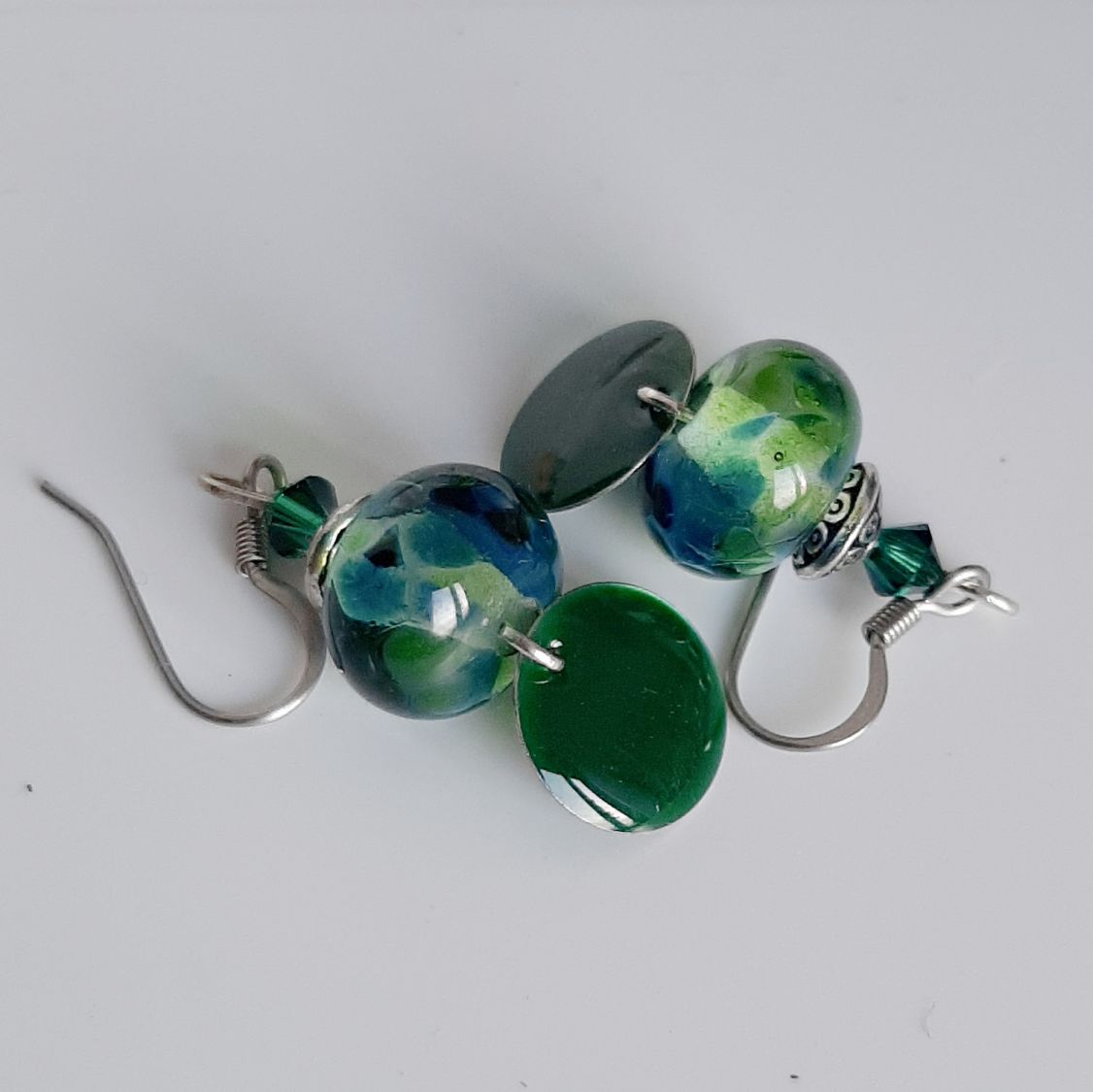 boucles d'oreilles vert fonc&eacute; pour oreilles perc&eacute;es avec pendentif en verre fil&eacute; faite &agrave; la main