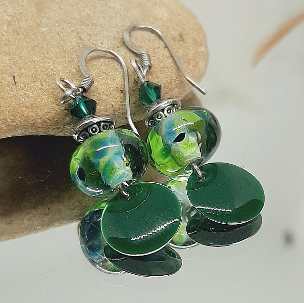 boucles d'oreilles vert fonc&eacute; pour oreilles perc&eacute;es avec pendentif en verre fil&eacute; faite &agrave; la main
