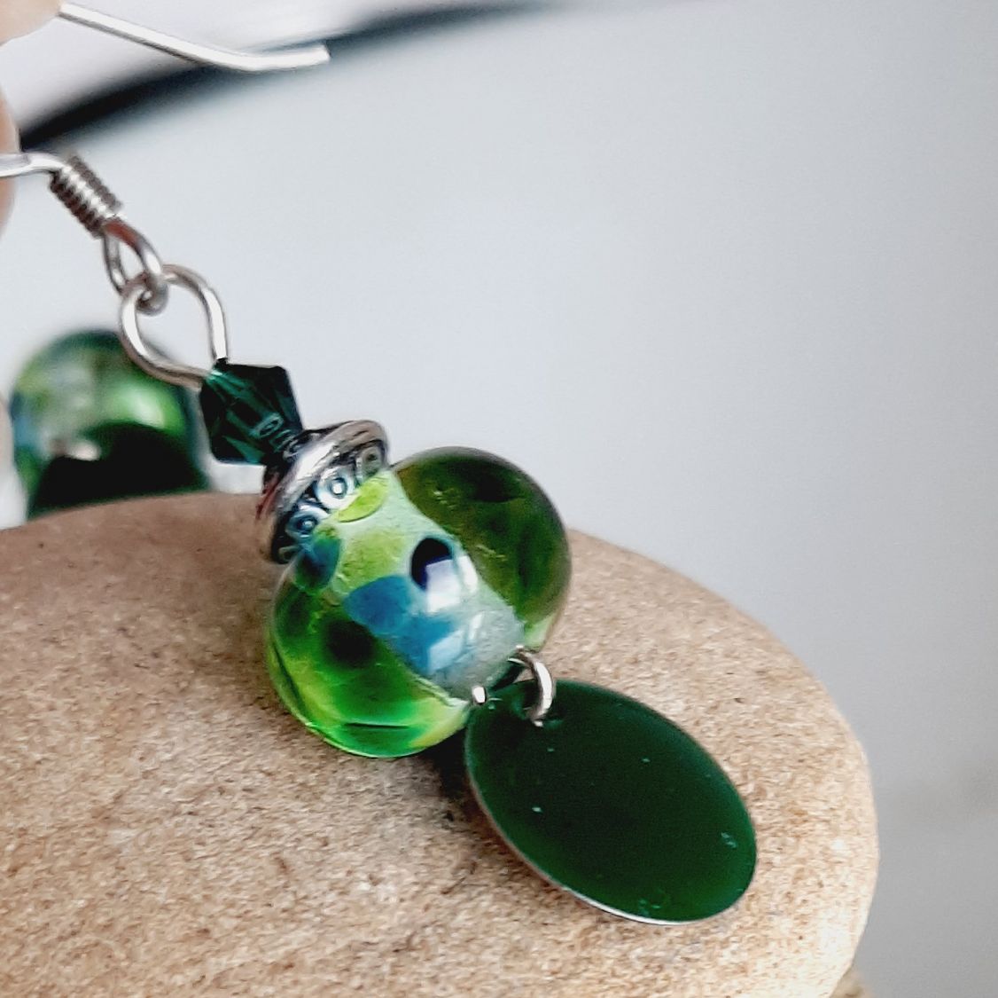 boucles d'oreilles vert fonc&eacute; pour oreilles perc&eacute;es avec pendentif en verre fil&eacute; faite &agrave; la main