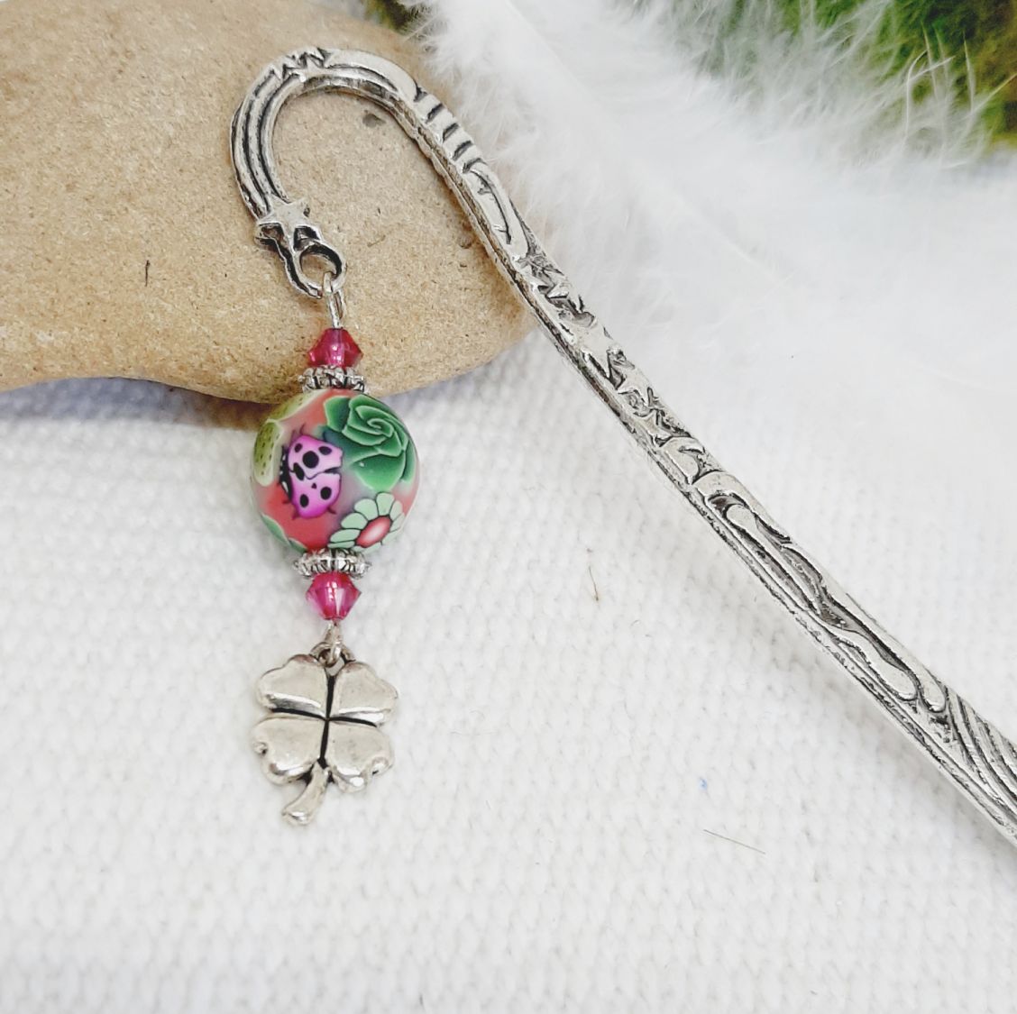marque page argent&eacute; pendentif trefle porte bonheur et perle coccinelle faite &agrave; la main