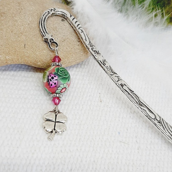 marque page argent&eacute; pendentif trefle porte bonheur et perle coccinelle faite &agrave; la main