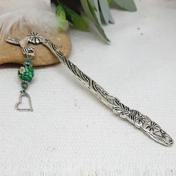 marque page argent&eacute; pendentif coeur avec perle vert et bleu marine orn&eacute;e de perles cristal v&eacute;ritable