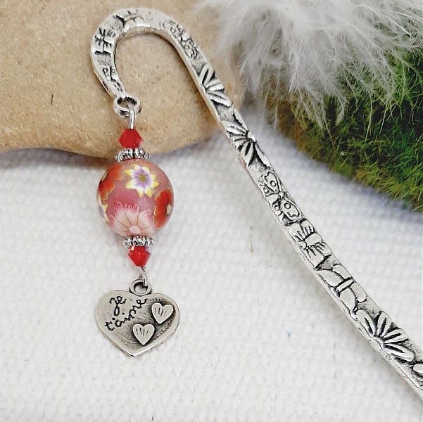 marque page pendentif coeur grav&eacute; je t aime et magnifique perle rouge pour un cadeau d'amour