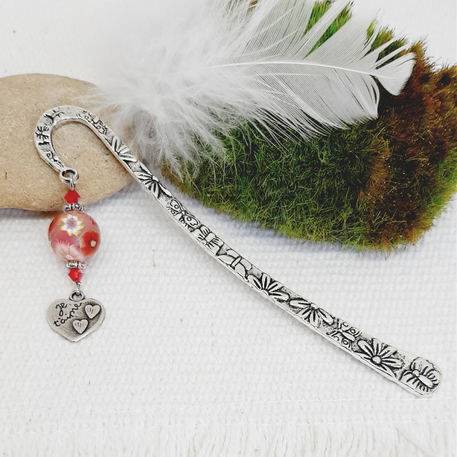 marque page pendentif coeur grav&eacute; je t aime et magnifique perle rouge pour un cadeau d'amour