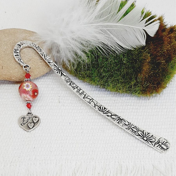 marque page pendentif coeur grav&eacute; je t aime et magnifique perle rouge pour un cadeau d'amour