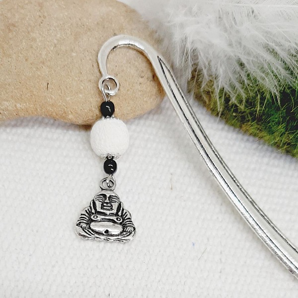 marque pages pendentif bouddha argent&eacute; et perle yin et yang blanc et noir