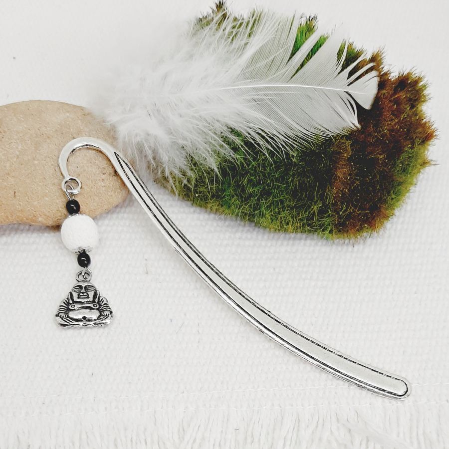 marque pages pendentif bouddha argent&eacute; et perle yin et yang blanc et noir