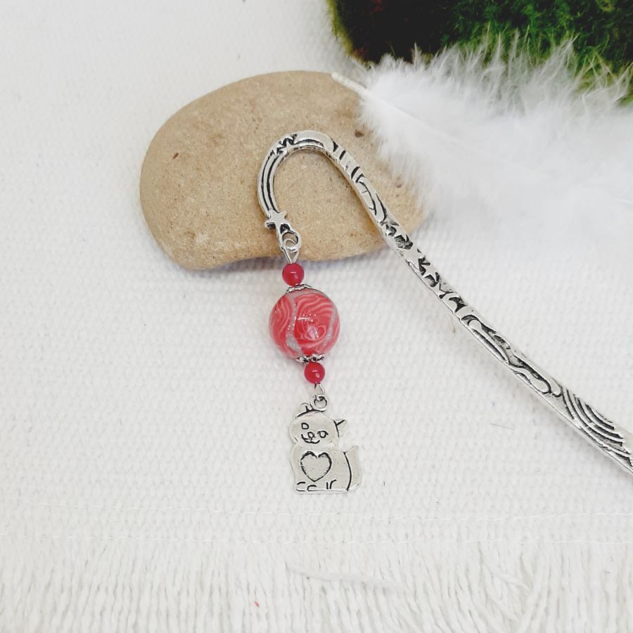 marque pages pendentif chat avec coeur et perle faite main couleur gris et fraise
