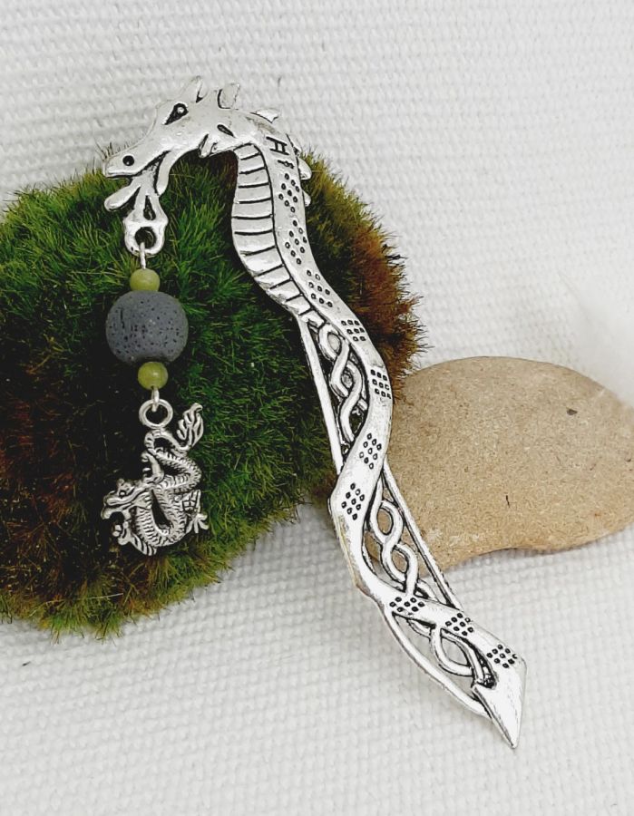 marque pages pendentif dragon avec perle gris faite main et perle pierre naturelle