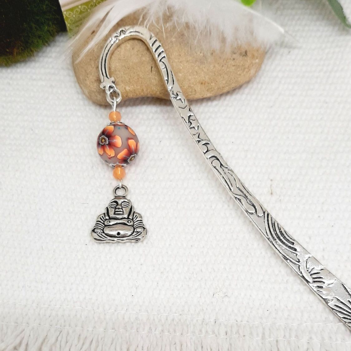 marque pages pendentif bouddha argent&eacute; et perle yin et yang blanc et noir