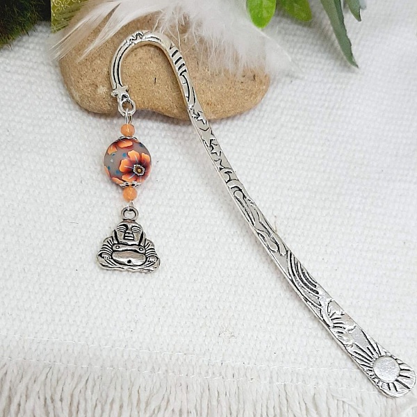 marque pages pendentif bouddha argent&eacute; et perle yin et yang blanc et noir