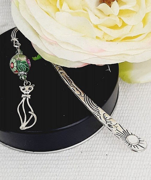 marque pages pendentif chat &agrave; l'allure chic en m&eacute;tal argent&eacute; et perle en p&acirc;te polym&egrave;re fleuri avec coccinelle